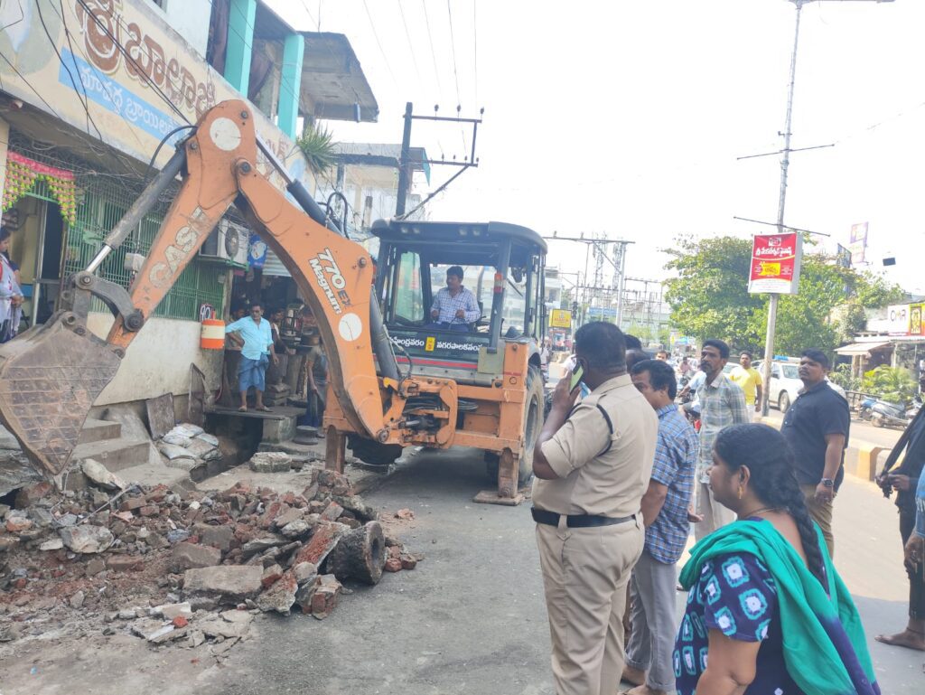 Encroachment Removal, City Clean-Up, Traffic Management, Urban Planning, Ketan Garg IAS, Town Planning, Azad Chowk, Alluri Sitarama Raju, Public Safety, City Development, Urban Management, Smart City Initiatives, City Commissioner, Infrastructure Improvement